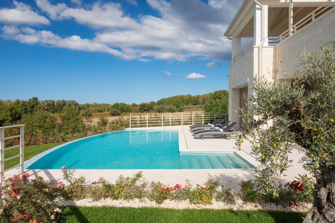 Villa Blanche By Ilc Бртонигла Экстерьер фото